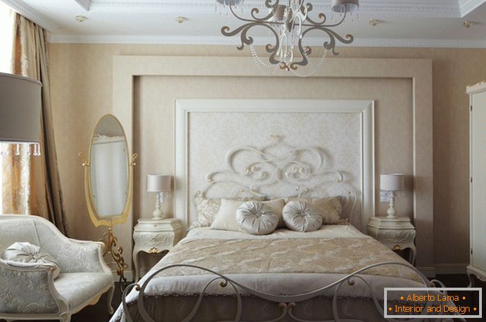 Luxus-Familien-Schlafzimmer im Stil der Romantik ist attraktiv bescheiden zurückhaltenden Innenraum in hellen Farben.