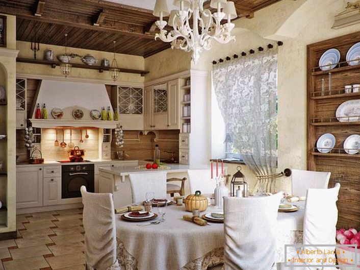 Gemütliche Küche im rustikalen Stil. Bemerkenswert sind dekorative Regale aus Holz für Teller und andere Utensilien. 