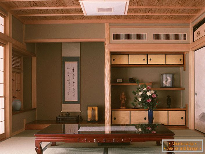 Der Stil des japanischen Minimalismus ist bemerkenswert für die Verwendung von natürlichen Materialien für die Organisation des Innenausbaus. 