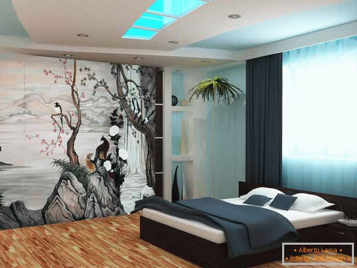 Um die Schlafzimmerwände im Stil des japanischen Minimalismus zu dekorieren, wurde die Tapete mit Fotodruck verwendet. Die thematische Zeichnung macht die Komposition originell und vollständig.