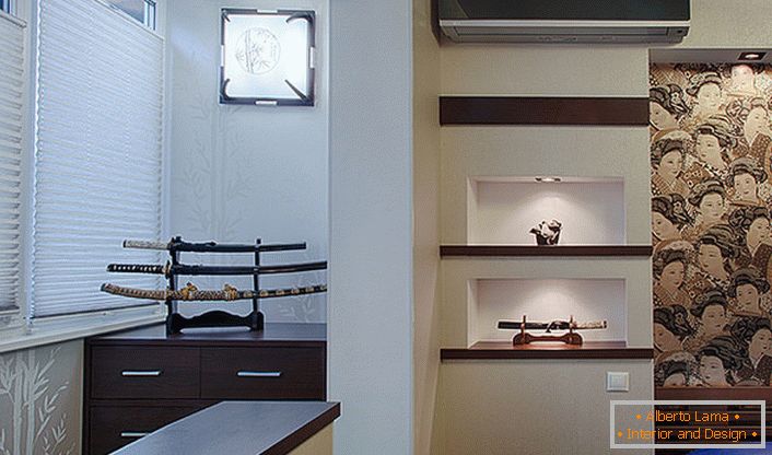 Eine ausgezeichnete dekorative Dekoration des Raumes im Stil des japanischen Minimalismus ist das japanische Schwert. Es ist nicht notwendig, eine echte Kampfwaffe zu erwerben, ein einfacher Spott genügt. 