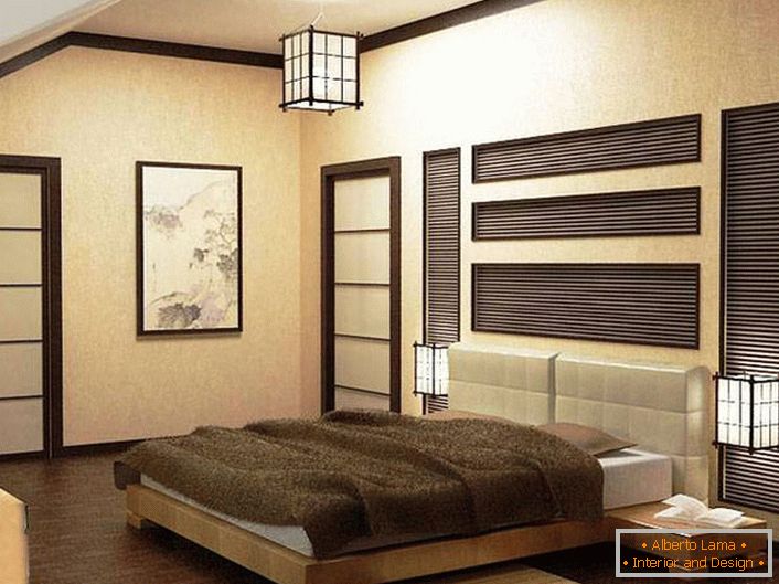 Das Schlafzimmer im Stil des japanischen Minimalismus ist in Beige- und Brauntönen gehalten. Aufmerksamkeit wird auf Beleuchtungsgeräte gelenkt. Deckenleuchter ist in einem Design mit Nachttischlampen gemacht. 