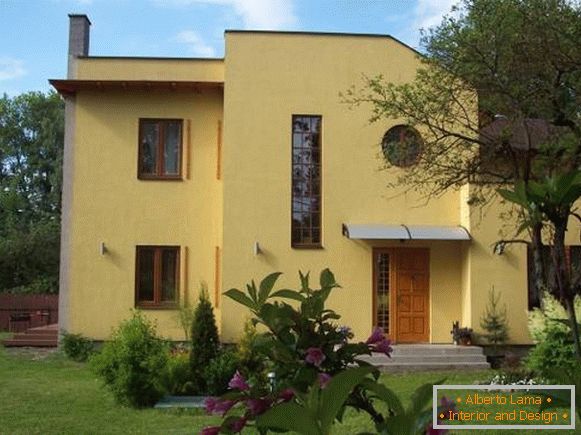 Gelbe Farbe der Fassade des Hauses - eine helle Fassade des Hauses Foto