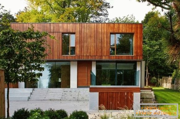 Schönes Design der Fassade eines privaten Hauses - Foto eines zweistöckigen Hauses