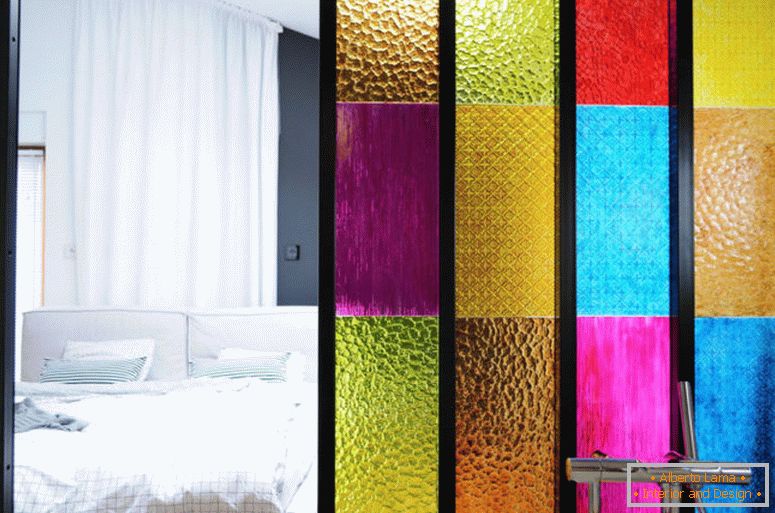 Trennwand-in-farbigen-Kunststoff-Panels-DIY-Idee