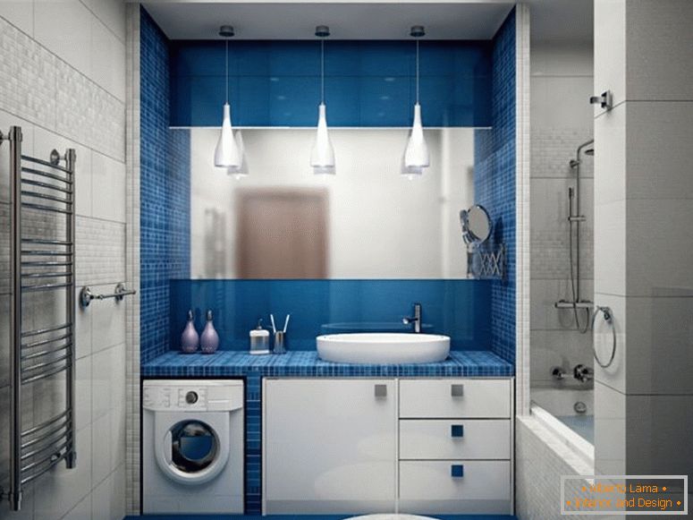 sehr harmonisch geplantes Badezimmer-Zimmer-in-Weiß-Blau-Farbe