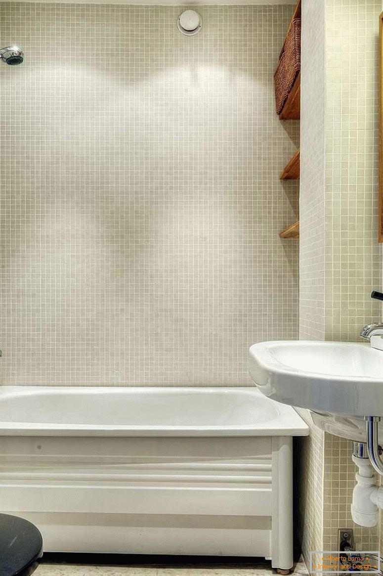 Stilvolles Badezimmer einer kleinen Wohnung in Schweden