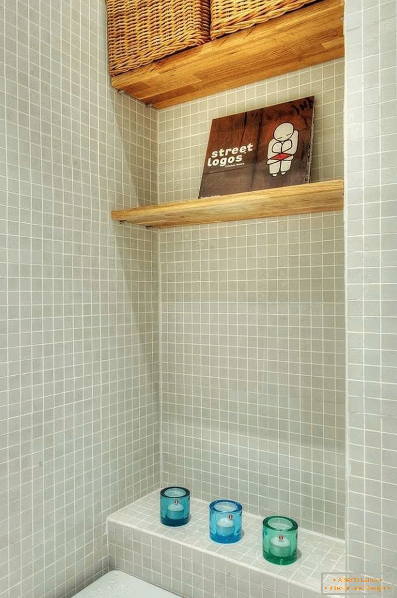 Stilvolles Badezimmer einer kleinen Wohnung in Schweden