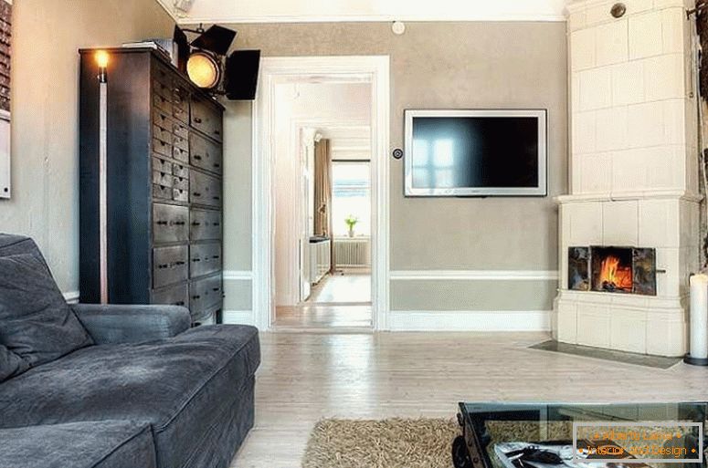 Stilvolles Wohnzimmer einer kleinen Wohnung in Schweden