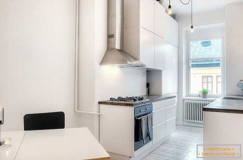 Stilvolle Küche einer kleinen Wohnung in Schweden