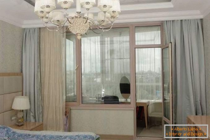 Schlafzimmer mit Balkon mit Panoramafenstern - die Idee des Interieurs
