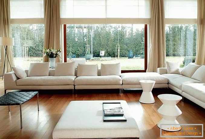 Wohnzimmer mit Panoramafenstern - Foto mit Vorhängen und Möbeln im Minimalismus Stil