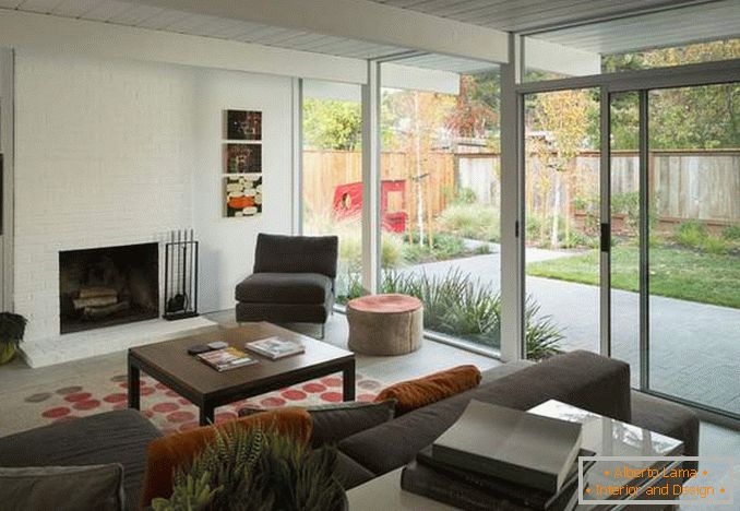 Design eines Wohnzimmers mit einem Panoramafenster - ein Foto im Inneren eines Privathauses