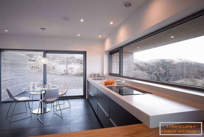 Schöne Küche mit Panoramafenstern - Foto innen