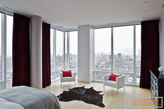 Panoramafenster - Foto im Inneren eines Schlafzimmers in einer Eckwohnung
