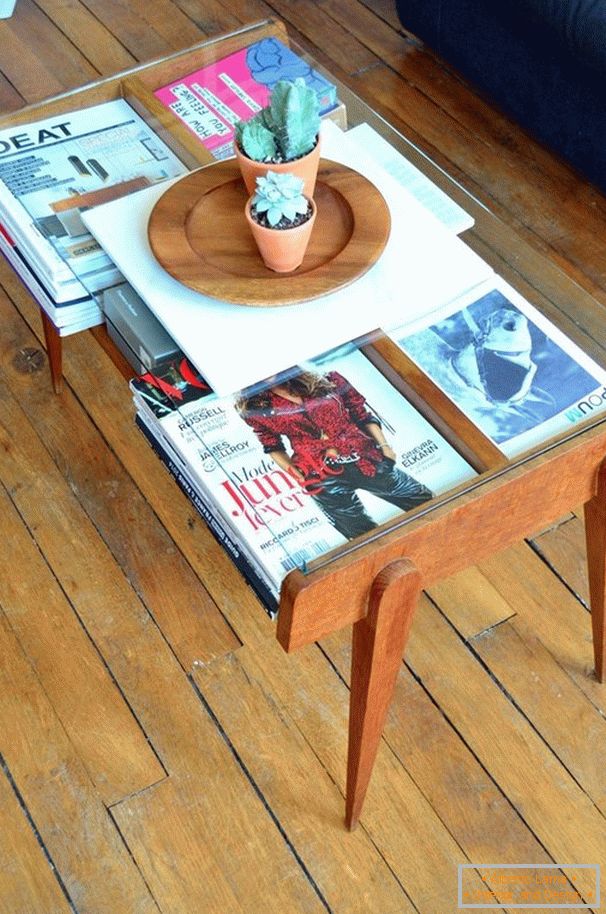 Zeitschriften in der Tabelle unter dem Glas