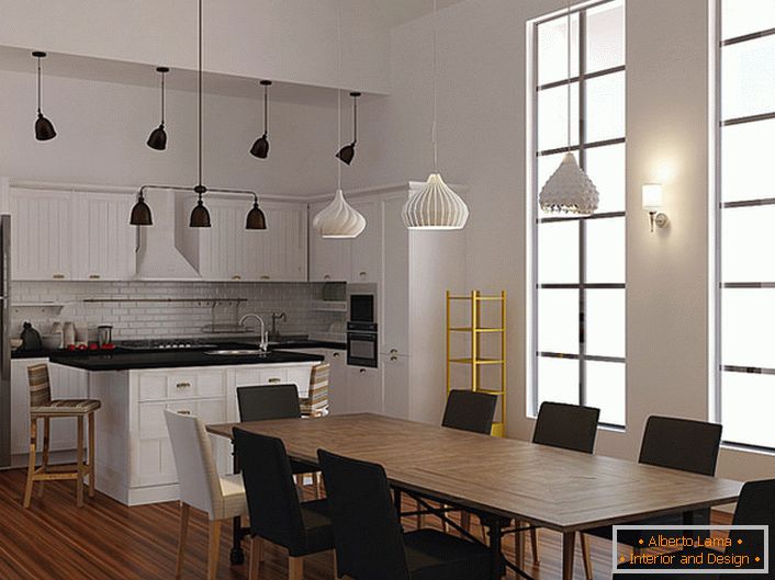 Ein Beispiel für eine ausgewählte Beleuchtung für die Küche im skandinavischen Stil. Zur Beleuchtung der Ess- und Arbeitsbereiche werden verschiedene Modelle von Deckenleuchtern verwendet. 