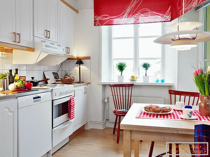 Weiße Farbe in Kombination mit edlem Rot wertet die Küche optisch auf. Helle, satte Akzente machen den Raum stilvoll und kreativ. 