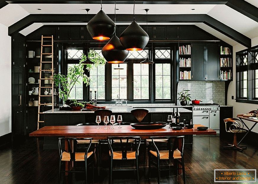 Design von Möbeln für eine kleine Küche in einer dunklen Farbe