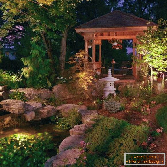Teich und Pavillon im Design des Gartens im japanischen Stil