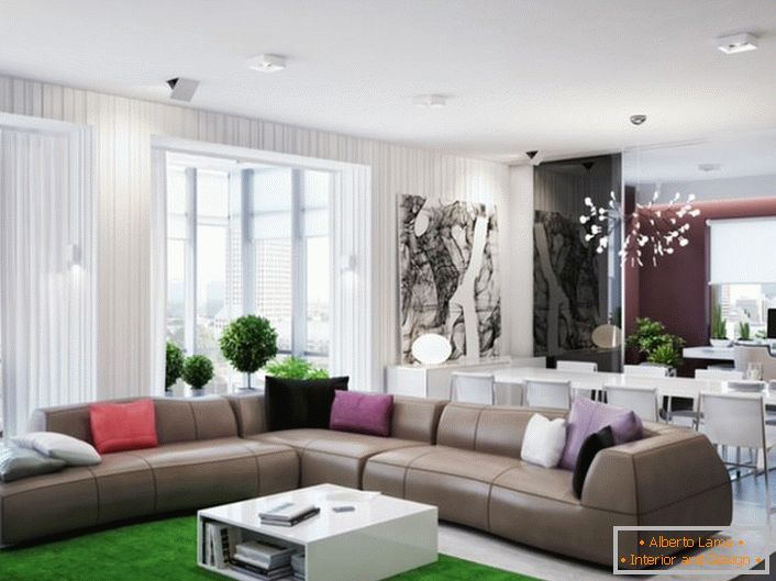 Ein gemütliches Sofa im Art Nouveau-Stil für ein Erholungsgebiet eines geräumigen, hellen Wohnzimmers.