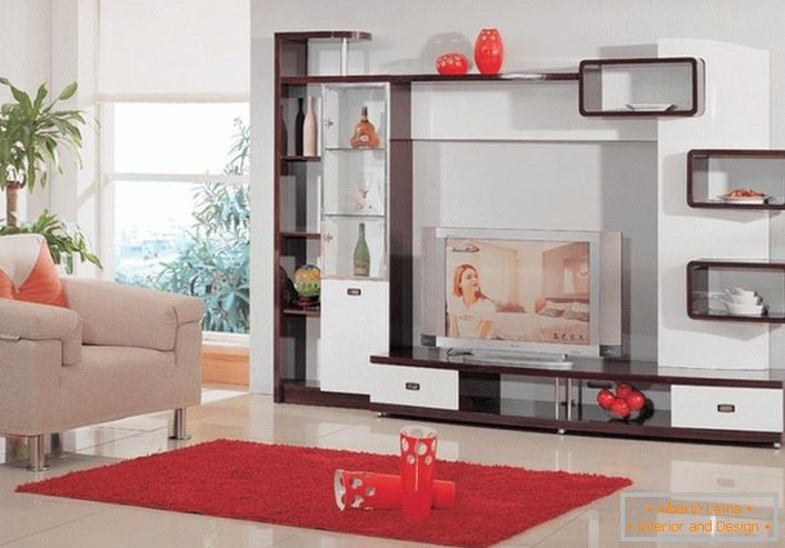 Moderne moderne Möbel für ein geräumiges helles Wohnzimmer. Zeitänderungen, Materialwechsel und vertraute Linien bleiben.