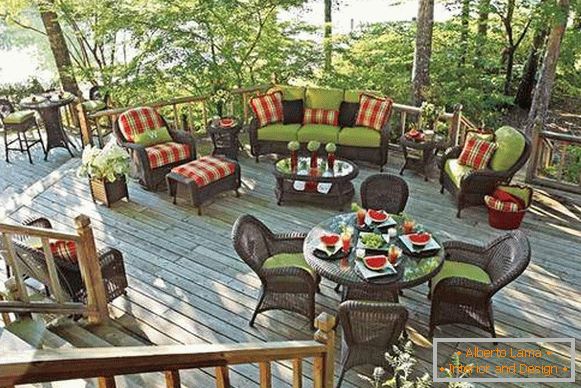 Eine Reihe von Korbmöbeln für die Veranda: ein Sofa, Sessel und Tische