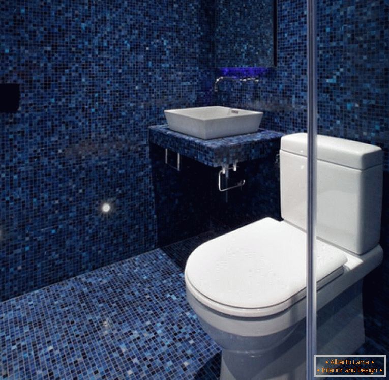 Blaues Mosaik im Design der Toilette