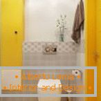 Grau und gelb im Design der Toilette