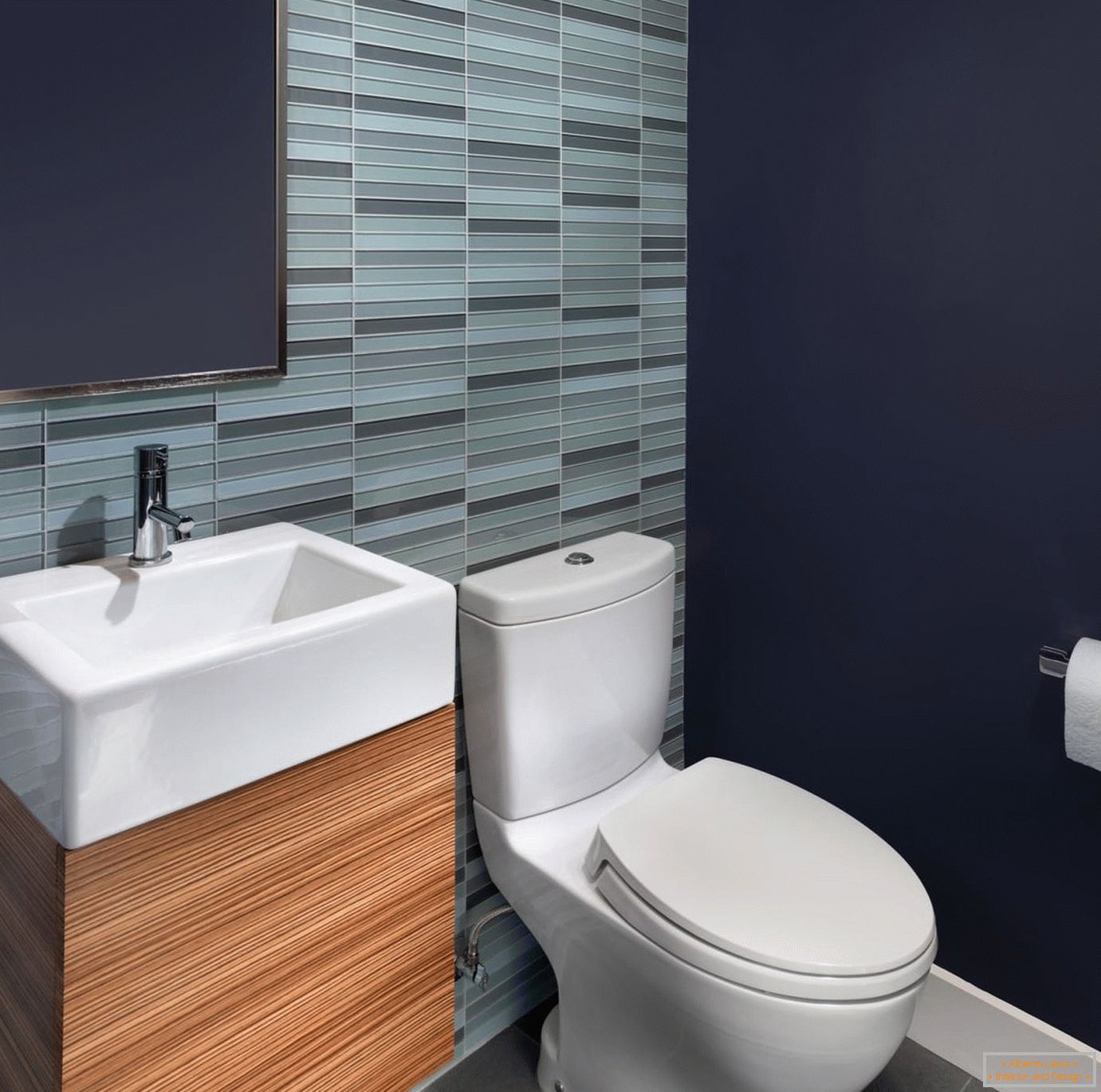 Grau und blau im Design der Toilette