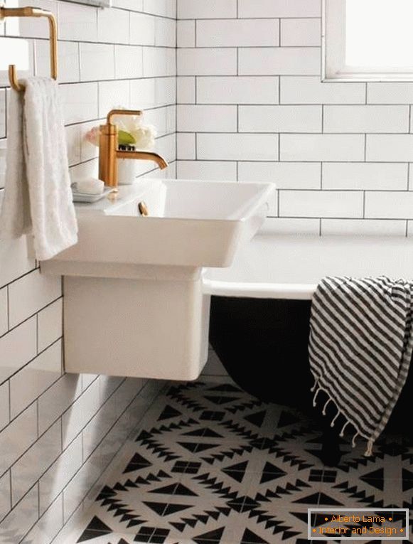 Stilvolle Fliesen im Badezimmer in einem geometrischen Muster
