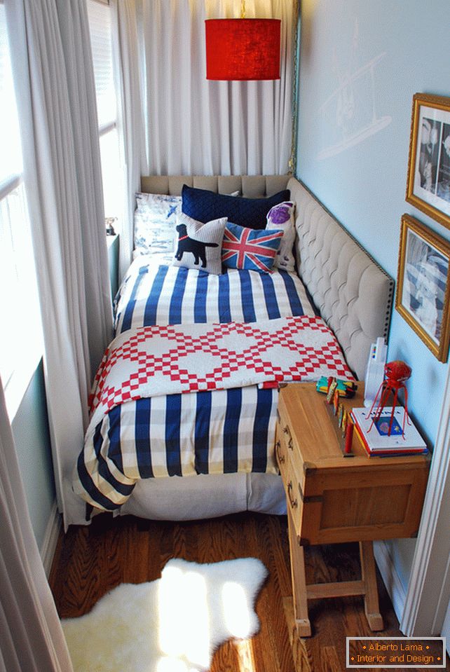 Ein Nachttisch neben dem Bett in einem kleinen Schlafzimmer