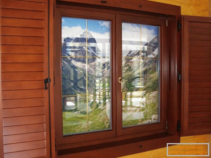 Fenster aus Holz mit Fensterläden