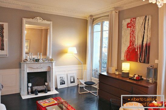 Wohnzimmer einer kleinen Wohnung in Paris