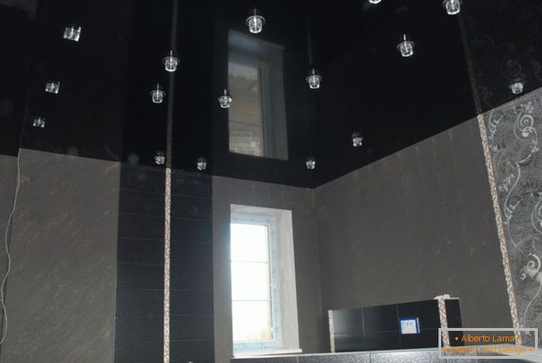 schwarz-glänzend-Decke-im-Badezimmer