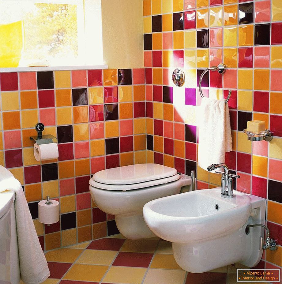 Stilvolles Badezimmer mit einer hängenden Toilette