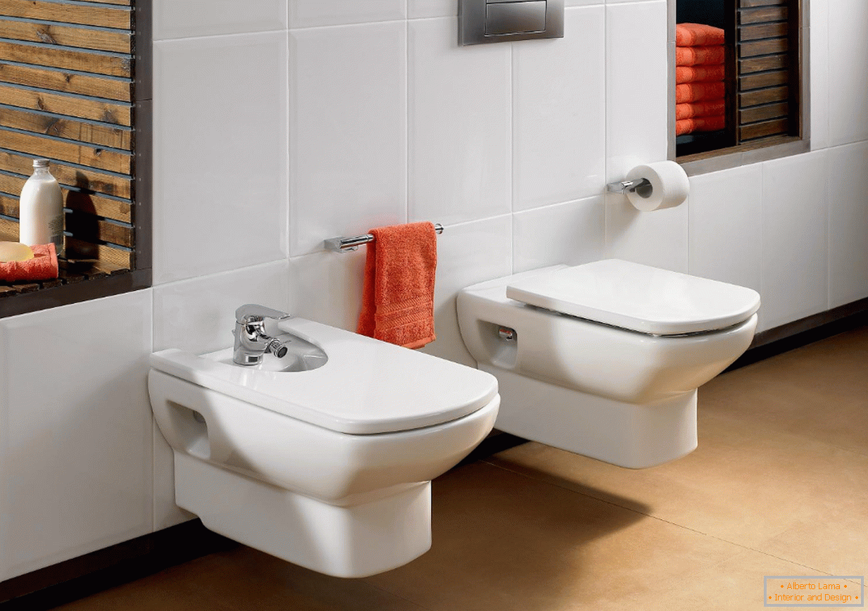 Stilvolles Badezimmer mit einer hängenden Toilette