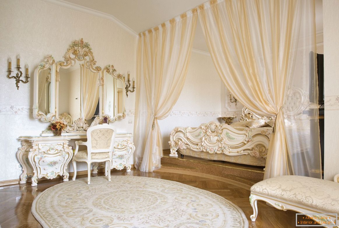Framing Spiegel und dekorative Elemente von Möbeln sind in einem Stil mit dem Einsatz von Gold gemacht. Um Platz zu sparen, ist das Bett in einer von Vorhängen eingerahmten Nische versteckt.