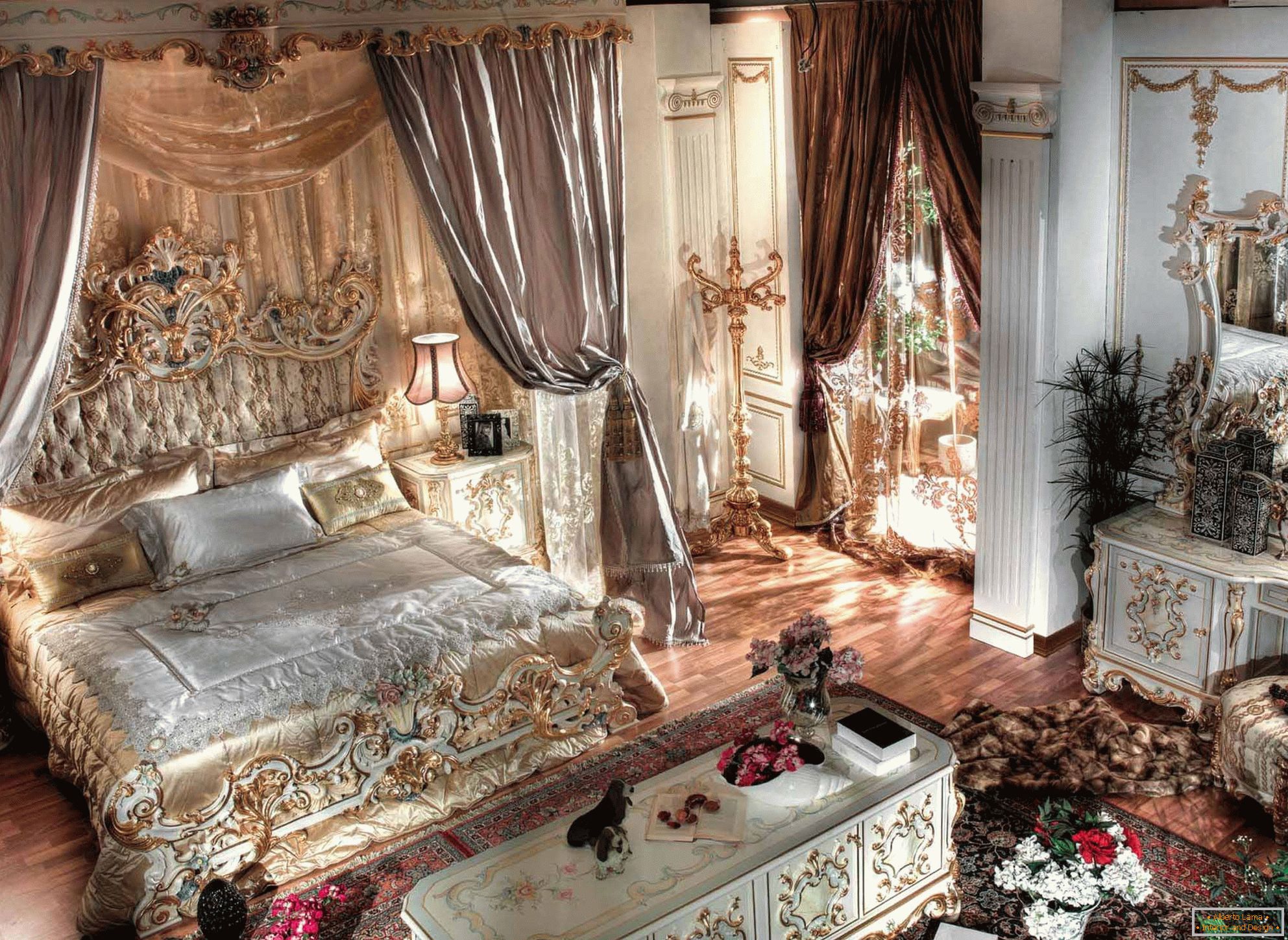 Luxuriöses barockes Schlafzimmer mit hohen Decken. In der Mitte der Komposition befindet sich ein massives Bett aus Holz mit geschnitztem Rücken.
