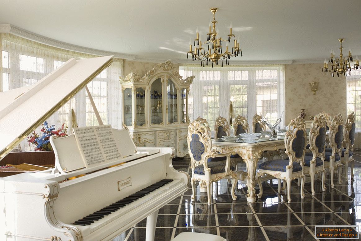 Ein geräumiger Speisesaal im barocken Stil. Der Besitzer eines Landhauses spielt höchstwahrscheinlich Klavier, was perfekt in das Gesamtbild des Interieurs passt.