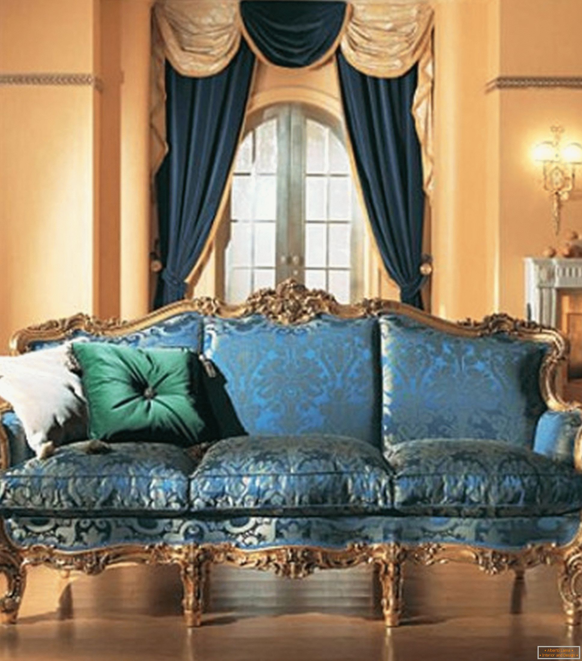 Die Kombination von kontrastierenden Farben in der Dekoration des Wohnzimmers im Barockstil.