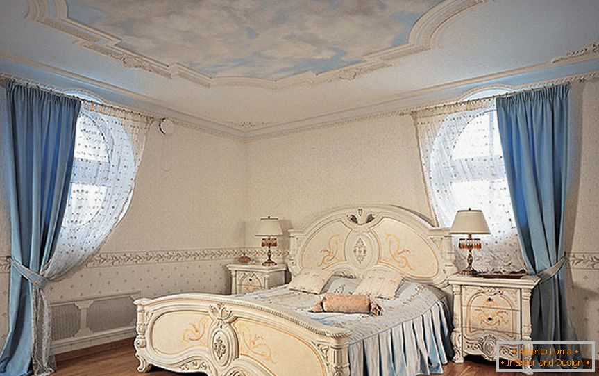 Zurückhaltendes Schlafzimmer im neobarocken Stil.