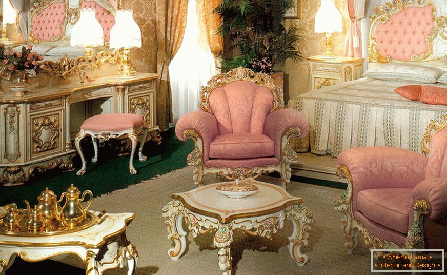 Ein sanftes Schlafzimmer im barocken Stil mit rosa Tönen.
