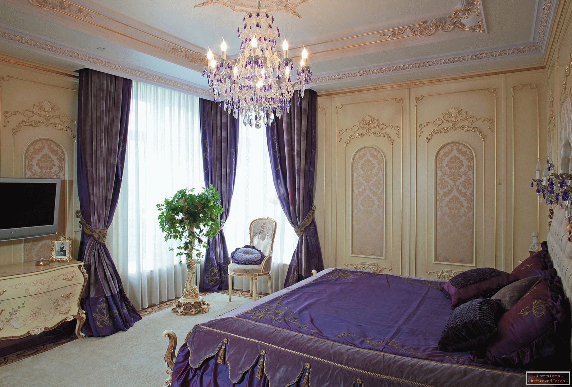 Stilvolles Schlafzimmer im barocken Stil. Ein dezentes Designkonzept - dunkelviolette Vorhänge werden mit farblich abgestimmter Bettwäsche kombiniert.