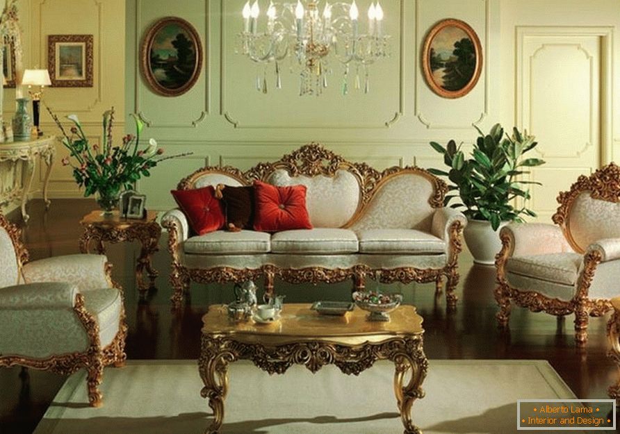 Das Gästezimmer ist in sanften Oliventönen gehalten. Möbel mit geschnitzten Rücken und Beinen sind im Stil des Barock angepasst.