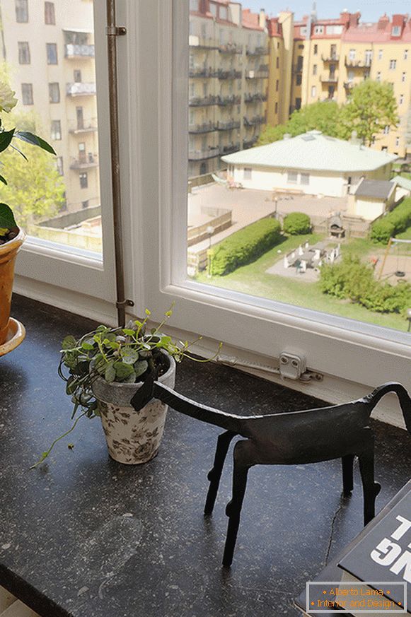 Blick aus dem Fenster auf eine saubere und grüne Terrasse