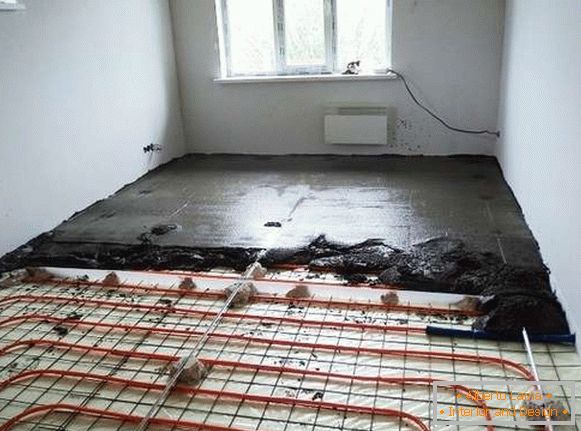 Wie man einen warmen Fußboden in einem privaten Haus bildet, Foto 25