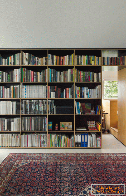 Bücherregale in einem kleinen Studio-Apartment