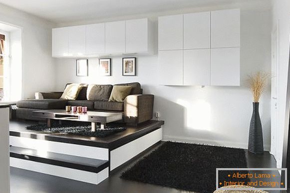 Modernes Wohnzimmer in einem einfachen Stil
