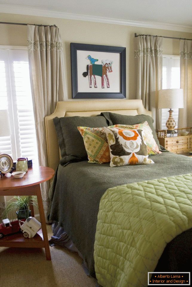 Schlafzimmer in hellen Farben mit grauen Akzenten